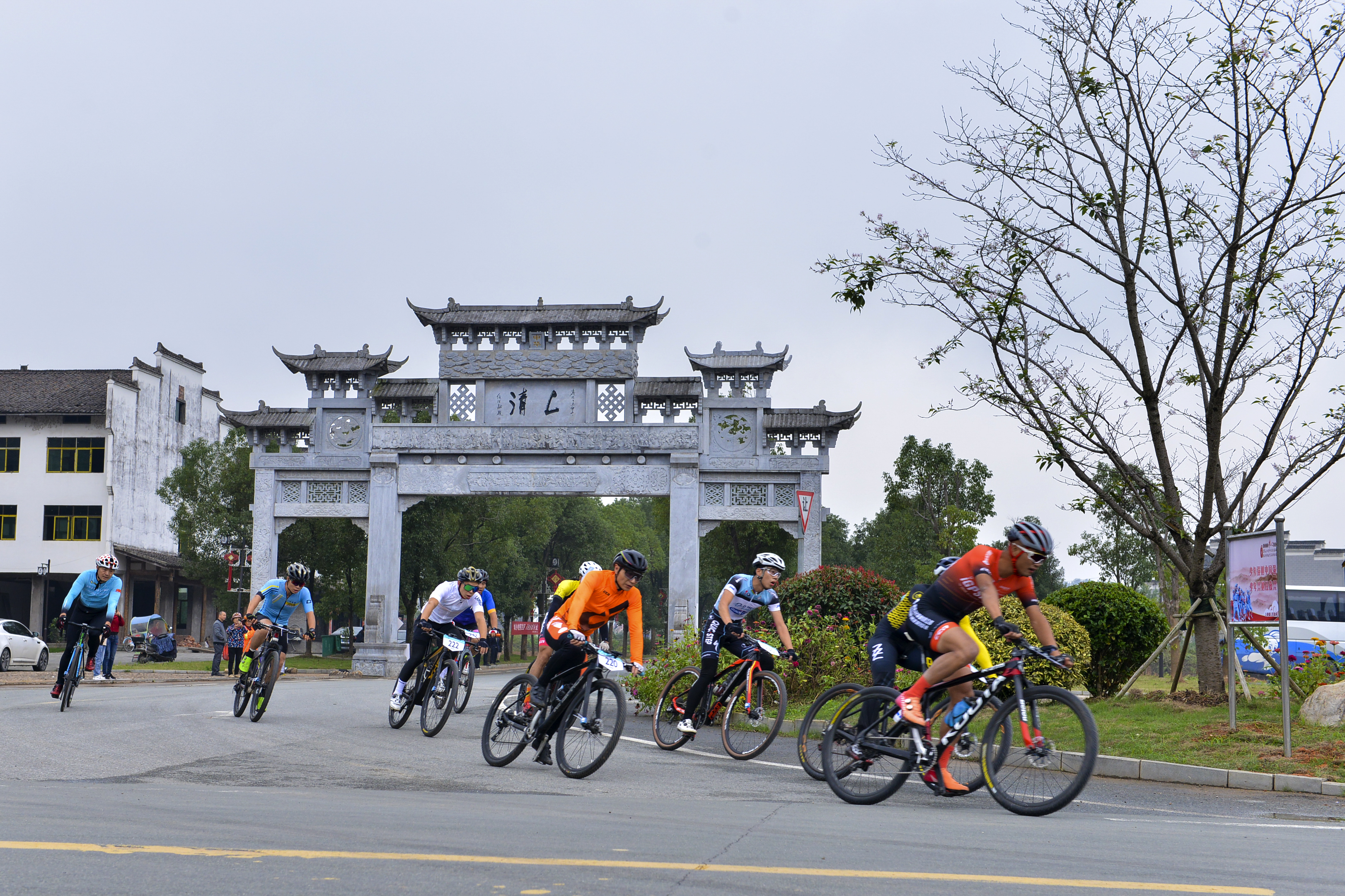 龍虎山上“龍虎斗”—2021環(huán)鄱陽(yáng)湖自行車精英賽鷹潭龍虎山站開賽
