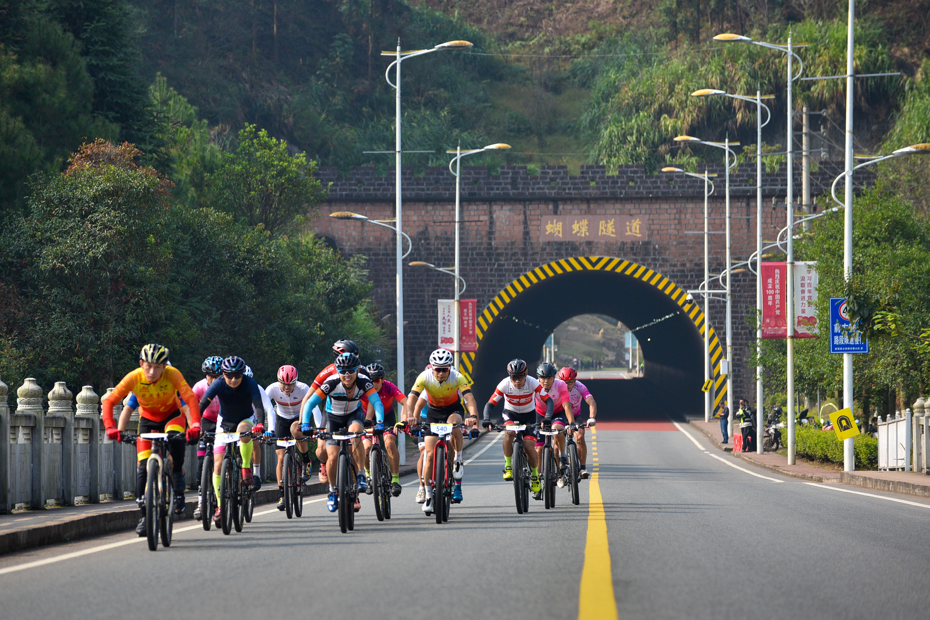 碧水青山勻疊翠 百騎逐云美景隨—2021環(huán)鄱陽(yáng)湖自行車精英賽撫州資溪站開賽